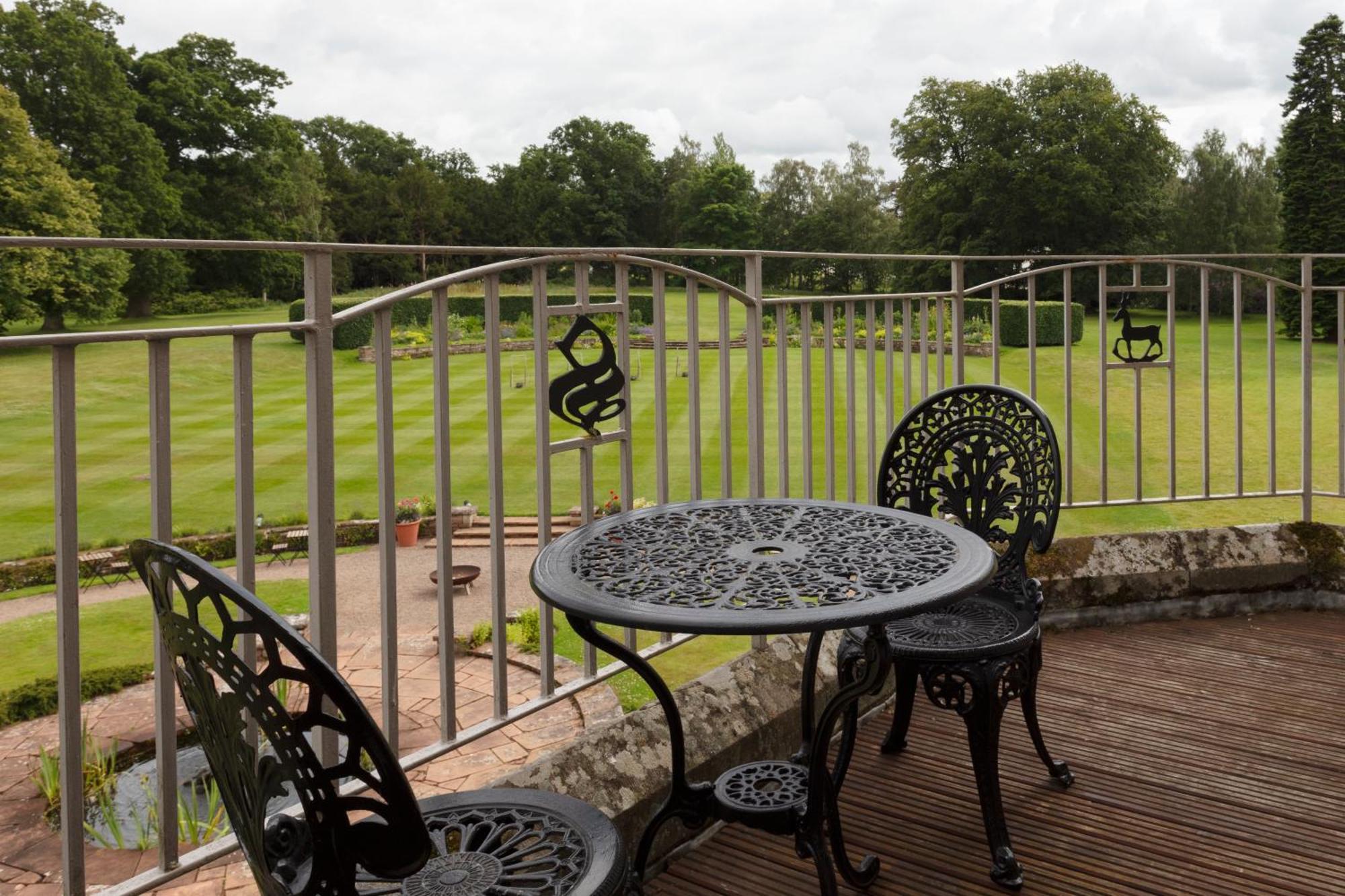 Schloss Roxburghe, Part Of Destination By Hyatt Εξωτερικό φωτογραφία The balcony at the hotel