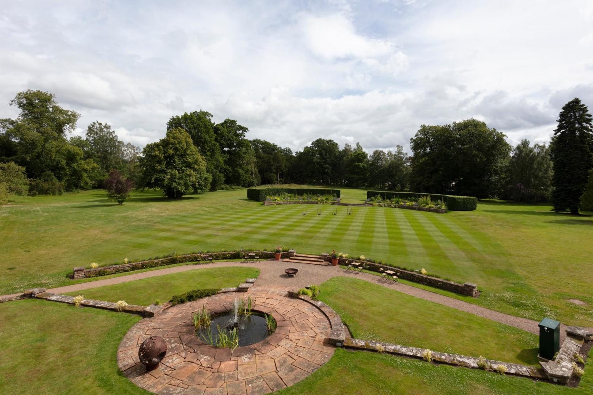Schloss Roxburghe, Part Of Destination By Hyatt Εξωτερικό φωτογραφία The gardens at the centre