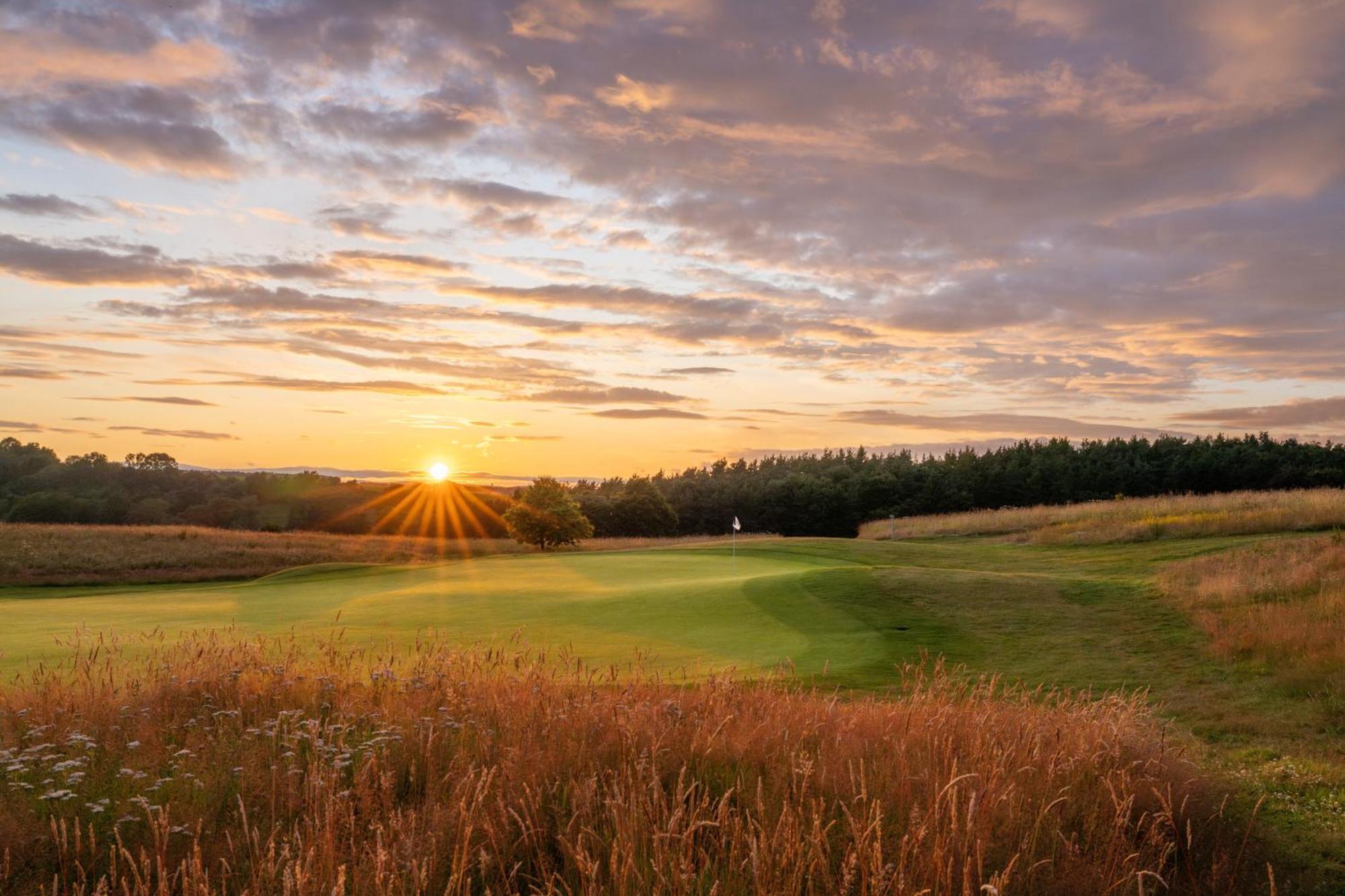Schloss Roxburghe, Part Of Destination By Hyatt Εξωτερικό φωτογραφία Sunset over the fields of the town
