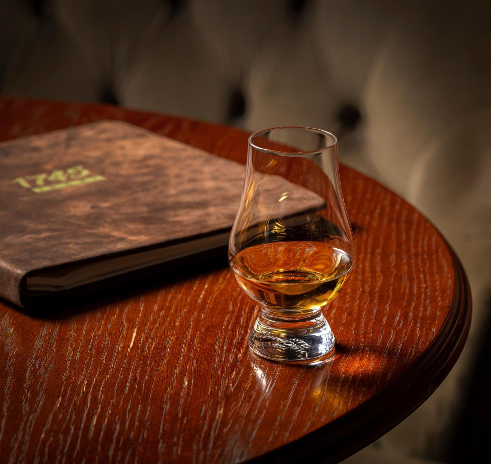 Schloss Roxburghe, Part Of Destination By Hyatt Εξωτερικό φωτογραφία A dram of single malt Scotch whisky