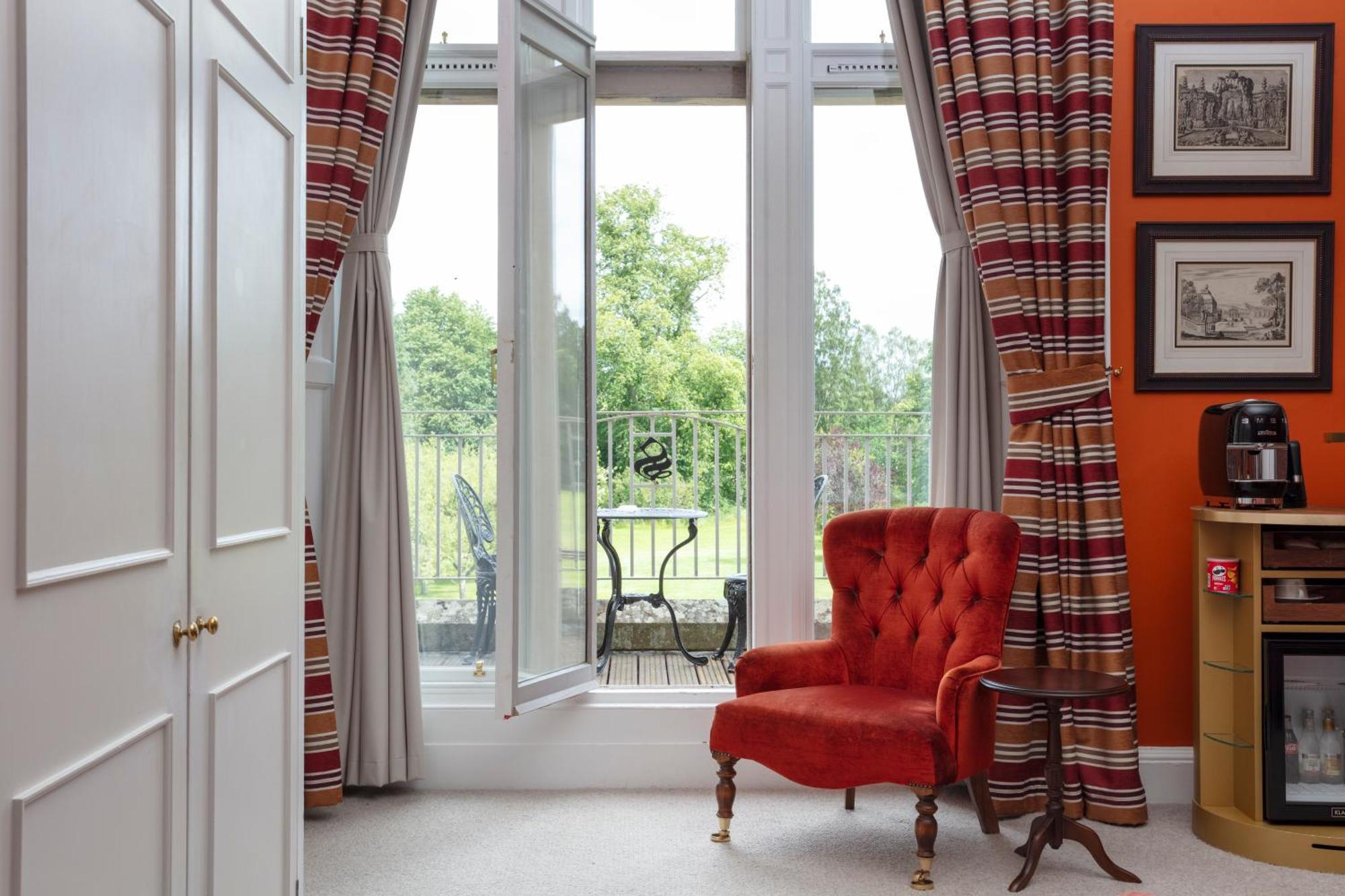 Schloss Roxburghe, Part Of Destination By Hyatt Εξωτερικό φωτογραφία A window with a window seat
